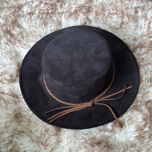 Elegant Black Suede Hat with Brown Accent - Picture 1 of 6